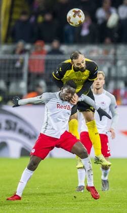 Fußball: UEFA Europa League, EL, Saison 2017 2018, Achtelfinale, Borussia Dortmund - RB Salzburg in Dortmund (Nordrhein-Westfalen). Salzburgs Diadie Samassekou(l.) und Dortmunds Ömer Oemer Toprak kämpfen um den Ball. Copyright: xKirchner DavidxInderliedx