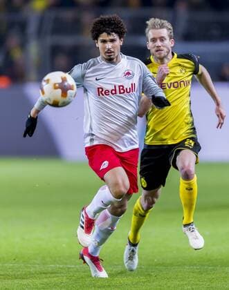 Fußball: UEFA Europa League, EL, Saison 2017 2018, Achtelfinale, Borussia Dortmund - RB Salzburg in Dortmund (Nordrhein-Westfalen). Salzburgs Andre Ramalho (l.) und Dortmunds Andre Schürrle Schuerrle kämpfen um den Ball. Copyright: xKirchner DavidxInderliedx