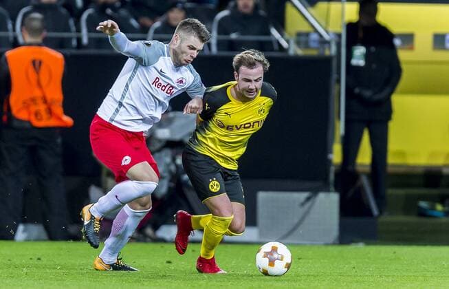 Fußball: UEFA Europa League, EL, Saison 2017 2018, Achtelfinale, Borussia Dortmund - RB Salzburg in Dortmund (Nordrhein-Westfalen). Dortmunds Mario Götze Goetze (r.) und Salzburgs Duje Caleta-Car kämpfen um den Ball. Copyright: xKirchner DavidxInderliedx