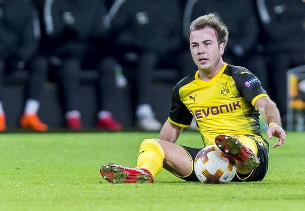 Fußball: UEFA Europa League, EL, Saison 2017 2018, Achtelfinale, Borussia Dortmund - RB Salzburg in Dortmund (Nordrhein-Westfalen). Dortmunds Mario Götze Goetze sitzt auf dem Rasen und hat den Ball zwischen den Beinen eingeklemmt. Copyright: xKirchner DavidxInderliedx
