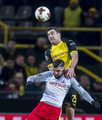 Fußball: UEFA Europa League, EL, Saison 2017 2018, Achtelfinale, Borussia Dortmund - RB Salzburg in Dortmund (Nordrhein-Westfalen). Dortmunds Sokratis und Salzburgs Munas Dabbur kämpfen um den Ball. Copyright: xKirchner DavidxInderliedx