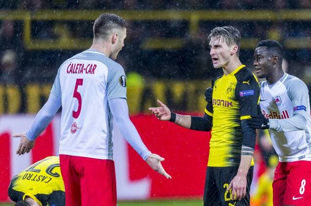 Bilder des Tages - SPORT Fußball: UEFA Europa League, EL, Saison 2017 2018, Achtelfinale, Borussia Dortmund - RB Salzburg in Dortmund (Nordrhein-Westfalen). Dortmunds Maximilian Philipp streitet sich mit Salzburgs Duje Caleta-Car (l.). Copyright: xKirchner DavidxInderliedx