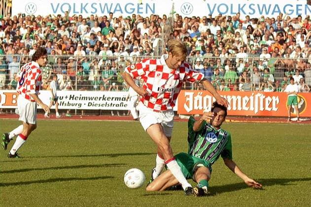 Archivbilder der Woche SPORT KW10 Aus Aufstieg in die 1. BL VfL Wolfsburg (grün) gegen Mainz 05 5:4 am 11.06.1997. Im Foto: Mainz Spieler Jürgen Klopp li. scheitert an Holger Ballwanz *** Out promotion to the 1 BL VfL Wolfsburg green against Mainz 05 5 4 am 11 06 1997 Photo Mainz player Jürgen Klopp li fails Holger Ballwanz