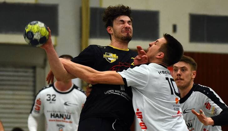09.03.2018, xpsx, Handball 3.Liga, HSG Hanau - SG Bruchköbel v.l. Edi Pjanic (Bruchköbel), Marc Strohl (Hanau) Hanau Hessen Deutschland