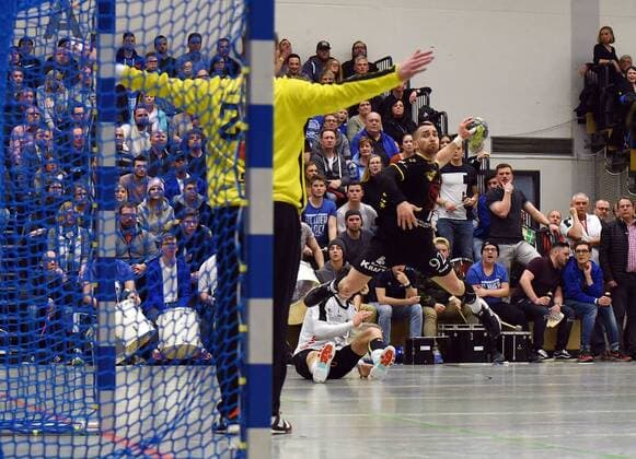 09.03.2018, xpsx, Handball 3.Liga, HSG Hanau - SG Bruchköbel v.l. Sebastian Schermuly (Hanau), Milos Kreckovic (Bruchköbel) Hanau Hessen Deutschland
