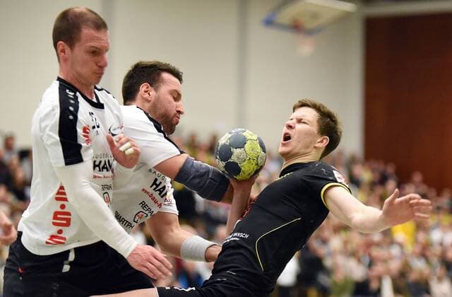 09.03.2018, xpsx, Handball 3.Liga, HSG Hanau - SG Bruchköbel v.l. Björn Christoffel (Hanau), Lukas Lorenz (Hanau), Jonas Ulshöfer (Bruchköbel) Hanau Hessen Deutschland
