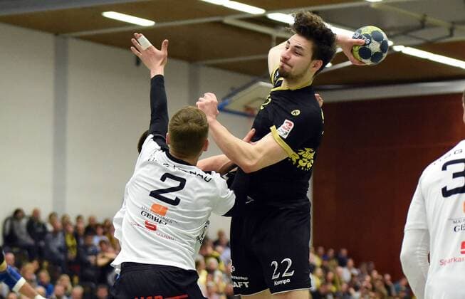 09.03.2018, xpsx, Handball 3.Liga, HSG Hanau - SG Bruchköbel v.l. Jan-Eric Ritter (Hanau), Edi Pjanic (Bruchköbel) Hanau Hessen Deutschland
