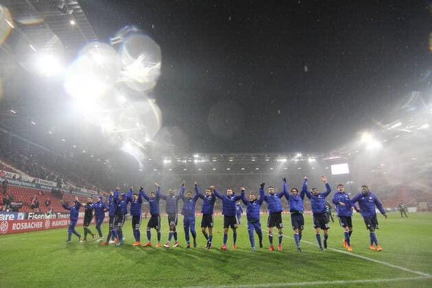 Themen der Woche - SPORT Bilder des Tages - SPORT Mannschaft Mainz feiert den Sieg bei den Fans beim Spiel des 1. FSV Mainz 05 vs. Schalke 04 in der Fussball Bundesliga am 09.03.2018, Mainz *** Team Mainz celebrates the victory among the fans in the game of 1 FSV Mainz 05 vs Schalke 04 in the Football Bundesliga at 09 03 2018 Mainz Copyright: xEIBNER MichaelxBermelx EP_MBL