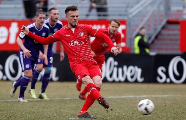 v.li.: Orhan Ademi (FC Würzburger Kickers) beim Elfmeter, Fussball, 3. Liga, FC Würzburger Kickers - VfL Osnabrück, *** Orli Ademi FC Wuerzburger Kickers on penalties Soccer 3 Liga FC Wuerzburger Kickers VfL Osnabruck xfskrx
