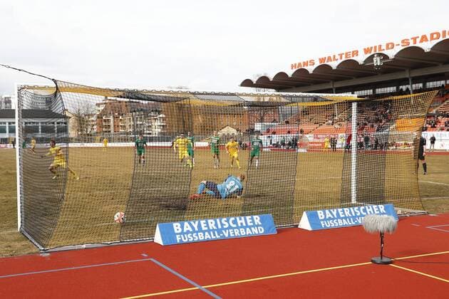 Fußball, Stadiongeschichte SpVgg Bayreuth Stadiongeschichte Fußball 27. Spieltag der Regionalliga Bayern im Hans-Walter-Wild-Stadion in Bayreuth Saison 2017-2018 SpVgg Bayreuth gegen VfB Eichstätt SpVgg Oberfranken Bayreuth Spieler Nr.: 36 Kristian Böhnlein links VfB Eichstätt Torwart Nr.: 21 Jonas Herter rechts Elfmeter für SpVgg Bayreuth 1:1