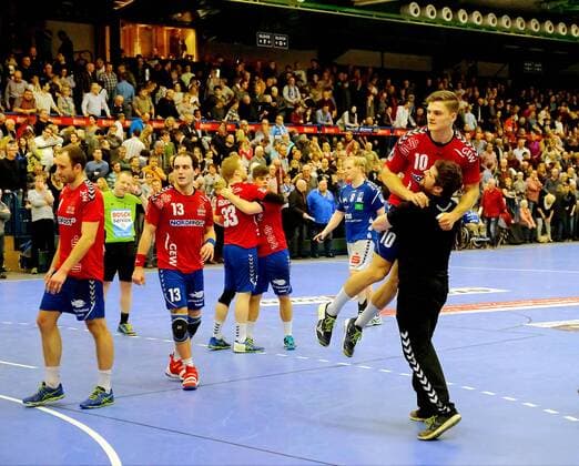 Nach Spielschluss: Trainer Christian Köhrmann (Wilhelmshaven) feiert mit Kay Smits (Wilhelmshaven) den Punktgewinn Handball 2.Liga 2017 18 EHV Aue - Wilhelmshavener HV 29:29 am 10.3.2018 EHV Aue - Wilhelmshavener HV