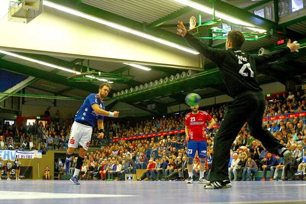 Torhüter Frederick Lüpke (Wilhelmshaven) meistert den Siebenmeter von Marc Pechstein (Aue) Handball 2.Liga 2017 18 EHV Aue - Wilhelmshavener HV am 10.3.2018 EHV Aue - Wilhelmshavener HV