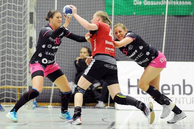 Julia Behnke (TuS Metzingen), Sabine Heusdens (HSG Bad Wildungen Vipers) (am Ball) und Marija Obradovic (TuS Metzingen) in der Abwehr -- Handball --- 1. Bundesliga Frauen --- HSG Bad Wildungen Vipers vs TuS Metzingen --- 10.03.2018, Bad Wildungen Copyright: xEIBNER RolandxSippelx EP_RSL