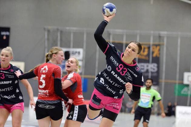 Julia Behnke (TuS Metzingen) beim Wurf; Tamara Haggerty (HSG Bad Wildungen Vipers) (NR 5), Anouk Nieuwenweg (HSG Bad Wildungen Vipers)(M) -- Handball --- 1. Bundesliga Frauen --- HSG Bad Wildungen Vipers vs TuS Metzingen --- 10.03.2018, Bad Wildungen Copyright: xEIBNER RolandxSippelx EP_RSL