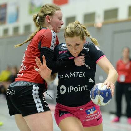 Marija Obradovic (TuS Metzingen) (am Ball) und Tamara Haggerty (HSG Bad Wildungen Vipers) -- Handball --- 1. Bundesliga Frauen --- HSG Bad Wildungen Vipers vs TuS Metzingen --- 10.03.2018, Bad Wildungen Copyright: xEIBNER RolandxSippelx EP_RSL