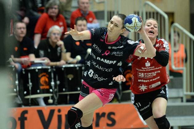 Monika Kobylinska (TuS Metzingen) (L) beim Wurf; Miranda Schmidt-Robben (HSG Bad Wildungen Vipers) (R) -- Handball --- 1. Bundesliga Frauen --- HSG Bad Wildungen Vipers vs TuS Metzingen --- 10.03.2018, Bad Wildungen Copyright: xEIBNER RolandxSippelx EP_RSL