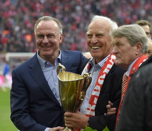 Themen der Woche - SPORT Bilder des Tages - SPORT 10.03.2018, Fussball 1.Liga 2017 2018, 26.Spieltag, FC Bayern München - Hamburger SV, in der Allianz Arena München. v.l. Vorstandsvorsitzender Karl-Heinz Rummenigge (FC Bayern München) und Bulle Franz Roth (Deutschland). *** 10 03 2018 Soccer 1 Liga 2017 2018 26 Matchday FC Bayern München Hamburger SV in the Allianz Arena Munich v l Chairman of the Board Karl Heinz Rummenigge FC Bayern Munich and Bulle Franz Roth Germany