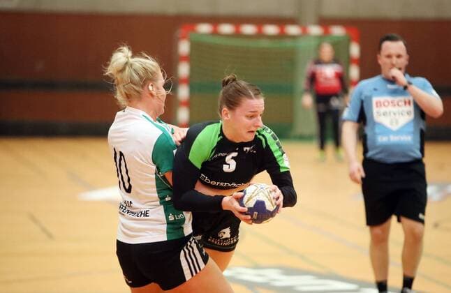 TV Nellingen - VfL Oldenburg Deutschland, Ostfildern, 10.03.2018, Handball, Frauen, Bundesliga, Saison 2017 2018, TV Nellingen - VfL Oldenburg: v.l. Simone Spur Petersen (VfL Oldenburg), Annika Blanke (TV Nellingen).