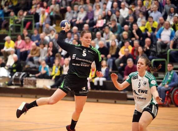 TV Nellingen - VfL Oldenburg Deutschland, Ostfildern, 10.03.2018, Handball, Frauen, Bundesliga, Saison 2017 2018, TV Nellingen - VfL Oldenburg: v.l. Annika Blanke (TV Nellingen), Julia Wenzl (VfL Oldenburg).