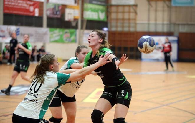 TV Nellingen - VfL Oldenburg Deutschland, Ostfildern, 10.03.2018, Handball, Frauen, Bundesliga, Saison 2017 2018, TV Nellingen - VfL Oldenburg: v.l. Jenny Behrend (VfL Oldenburg), Roxana Ioneac (TV Nellingen).