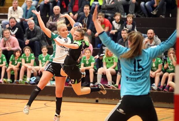 TV Nellingen - VfL Oldenburg Deutschland, Ostfildern, 10.03.2018, Handball, Frauen, Bundesliga, Saison 2017 2018, TV Nellingen - VfL Oldenburg: v.l. Simone Spur Petersen (VfL Oldenburg), Elia Stuttfeld (TV Nellingen), Madita Kohorst (VfL Oldenburg).