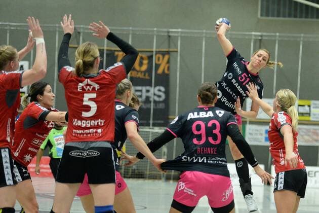 Marija Obradovic (TuS Metzingen) beim Wurf; Anouk Nieuwenweg (HSG Bad Wildungen Vipers) (R), Tamara Haggerty (HSG Bad Wildungen Vipers) (NR 5) im Block -- Handball --- 1. Bundesliga Frauen --- HSG Bad Wildungen Vipers vs TuS Metzingen --- 10.03.2018, Bad Wildungen Copyright: xSippel xEibner-Pressefotox EP_rsl