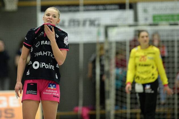 enttaeuscht, frustriert, Emotion nach dem Spiel; Shenia Minevskaja (TuS Metzingen) (L), Isabell Roch (Torfrau TuS Metzingen) (R) -- Handball --- 1. Bundesliga Frauen --- HSG Bad Wildungen Vipers vs TuS Metzingen --- 10.03.2018, Bad Wildungen Copyright: xSippel xEibner-Pressefotox EP_rsl