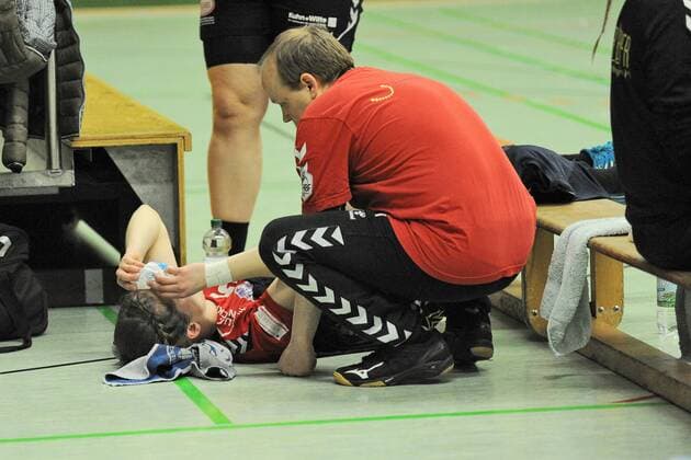 Kim Land (HL Buchholz 08-Rosengarten 5) liegt verletzt drausen SG H2Ku Herrenberg Kuties,Handball,Ligaspiel,10.03.2018, Foto:TBaur Eibner Herrenberg Copyright: xBaur xEibner-Pressefotox EP_Toba