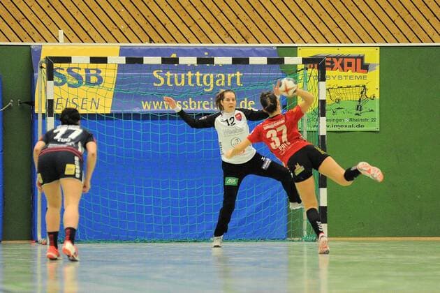 Monika Lide (SG H2Ku Herrenberg Kuties 12) im Tor gegen Zeliha Puls (HL Buchholz 08-Rosengarten 37) SG H2Ku Herrenberg Kuties,Handball,Ligaspiel,10.03.2018, Foto:TBaur Eibner Herrenberg Copyright: xBaur xEibner-Pressefotox EP_Toba