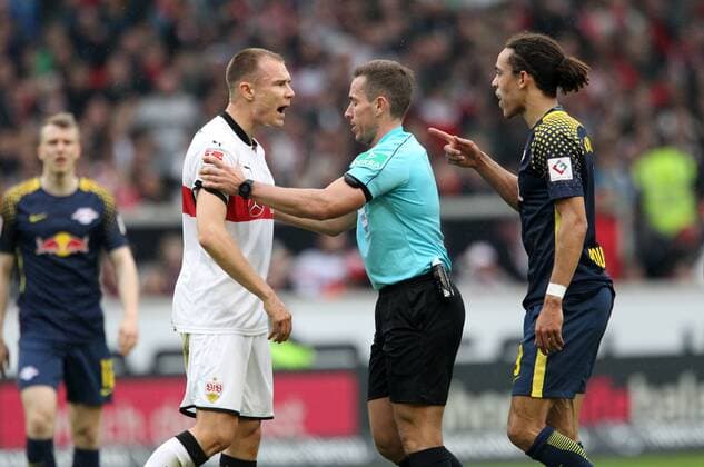 Bilder des Tages - SPORT Fussball, 1. Bundesliga: VfB Stuttgart - RB Lepizig, 26. Spieltag am 11.03.2018 in der Mercedes Benz Arena Stuttgart, xmdx, rudelbildung, Holger BADSTUBER (28, VfB Stuttgart), Schiedsrichter Tobias STIELER , Yussuf POULSEN (9, RB Leipzig) VfB Stuttgart - RB Leipzig