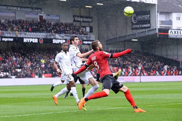 08 LUCAS DEAUX (gui) - 25 Wylan CYPRIEN (nice) FOOTBALL : Guingamp vs Nice - Ligue 1 Conforama - 11 03 2018 FEP Panoramic 