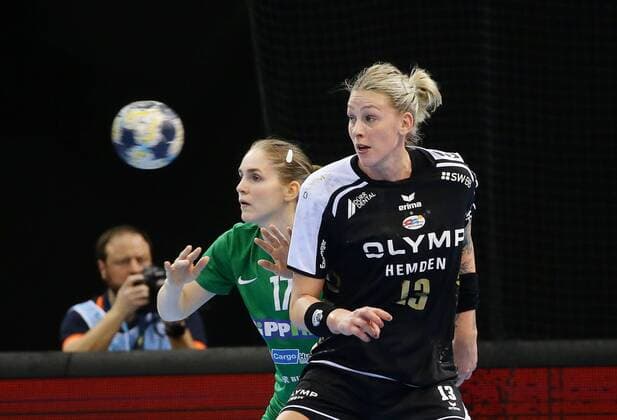 Bilder des Tages - SPORT Ludwigsburg , Handball EHF Champions-League , SG BBM Bietigheim vs. FTC-Rail Cargo Hungaria , von links : Laura van der Heijden ( Hungaria ) Luisa Schulze ( BBM )
