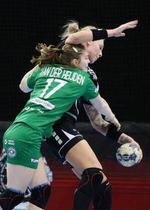 Ludwigsburg , Handball EHF Champions-League , SG BBM Bietigheim vs. FTC-Rail Cargo Hungaria , von links: Fabijan Kraljevic ( Croatia ) Fabio Sprotte ( Germania )