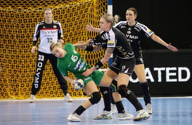 Ludwigsburg , Handball EHF Champions-League , SG BBM Bietigheim vs. FTC-Rail Cargo Hungaria , von links: Noemi Hafra ( Hungaria ) Luisa Schulze ( BBM )