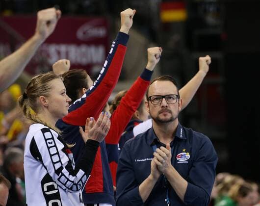 Ludwigsburg , Handball EHF Champions-League , SG BBM Bietigheim vs. FTC-Rail Cargo Hungaria , Jubel Bietigheim , Trainer Martin Albertsen