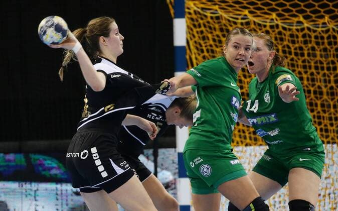 Ludwigsburg , Handball EHF Champions-League , SG BBM Bietigheim vs. FTC-Rail Cargo Hungaria , von links: Ines Ivancok ( BBM ) Noemi Hafra ( Hungaria )