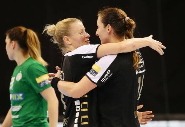 Bilder des Tages - SPORT Ludwigsburg , Handball EHF Champions-League , SG BBM Bietigheim vs. FTC-Rail Cargo Hungaria , Jubel Bietigheim , von links: Antje Lauenroth Karolina Kudlacz - Gloc ( BBM )
