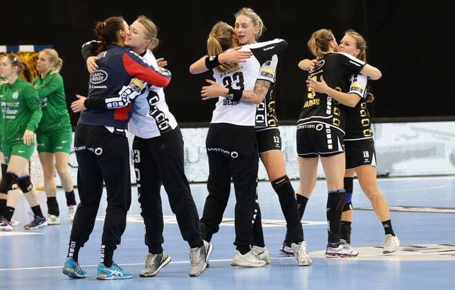 Ludwigsburg , Handball EHF Champions-League , SG BBM Bietigheim vs. FTC-Rail Cargo Hungaria , Jubel Bietigheim , von links: Nicole Roth Valentyna Salamakha Tess Wester Luisa Schulkze Ines Ivancok Mille Hundahl ( Bietigheim )