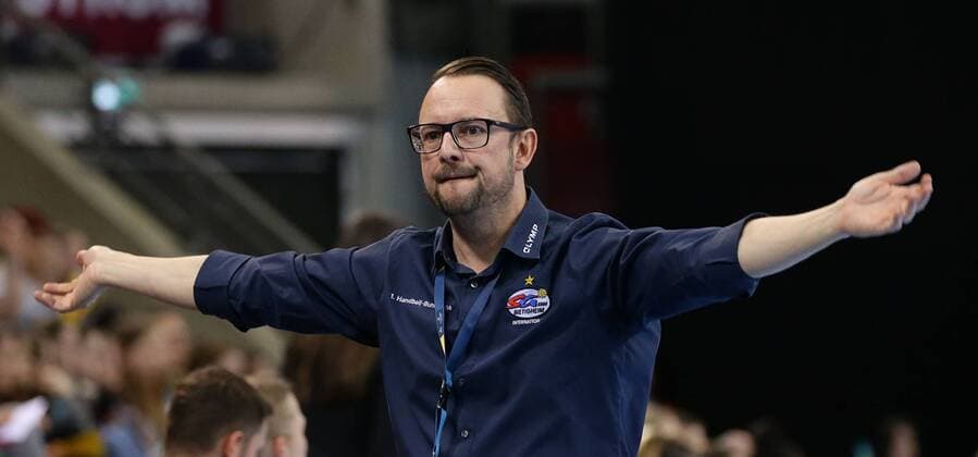 Ludwigsburg , Handball EHF Champions-League , SG BBM Bietigheim vs. FTC-Rail Cargo Hungaria , Martin Albersten ( Trainer BBM )