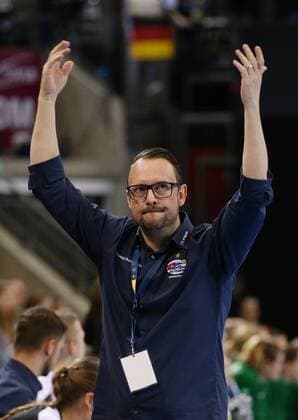 Ludwigsburg , Handball EHF Champions-League , SG BBM Bietigheim vs. FTC-Rail Cargo Hungaria , Martin Albersten ( Trainer BBM )