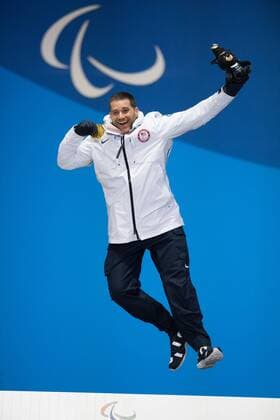 Bilder des Tages - SPORT March 12, 2018 - Pyeongchang, South Korea - Gold medalist Mike Schultz of the US celebrates during a medal ceremony for Men s Snowboard Cross Monday, March 12, 2018 at the Medals Plaza for the 2018 Pyeongchang Winter Paralympic Games. Paralympics PyeongChang 18: Snowboard - ZUMAr157 20180312_zap_r157_041 Copyright: xMarkxReisx