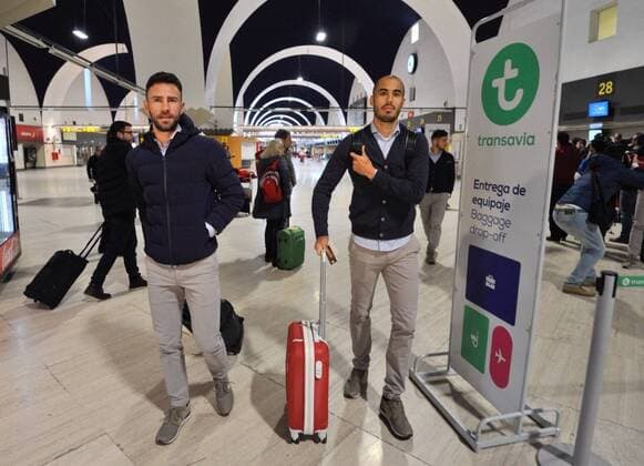 Salida del Sevilla hacia Londres para disputar el partido de vuelta de la Champions League contra el Chelsea. En la imagen, Mudo Vazquez y Pizarro.Departure of Sevilla to London for playing the second leg Champions League match against Chelsea. In this picture, Mudo Vazquez and Pizarro. 