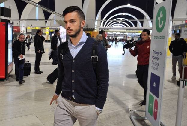 Salida del Sevilla hacia Londres para disputar el partido de vuelta de la Champions League contra el Chelsea. En la imagen, Pablo Sarabia.Departure of Sevilla to London for playing the second leg Champions League match against Chelsea. In this picture, Pablo Sarabia. 
