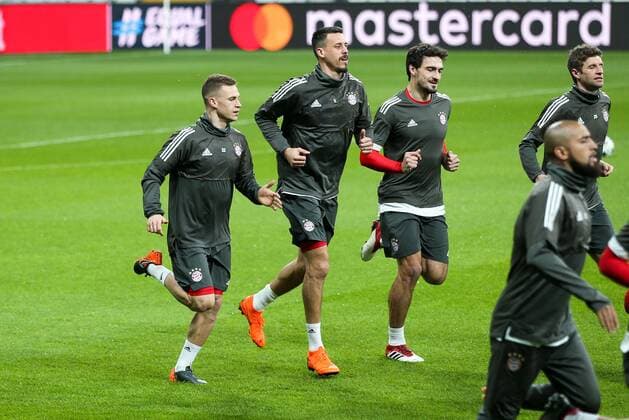 die Spieler laufen sich warm, Joshua Kimmich 32 (FC Bayern Muenchen), Sandro Wagner 2 (FC Bayern Muenchen), Mats Hummels 5 (FC Bayern Muenchen), Training, FC Bayern Muenchen, Fussball, Achtelfinale, Champions League, 13.03.2018 Istanbul Istanbul Tuerkei