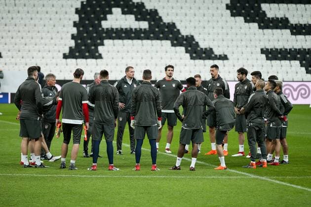 Die Spieler stehen im Kreis und lauschen der Ansprache des Trainers, Training, FC Bayern Muenchen, Fussball, Achtelfinale, Champions League, 13.03.2018 Istanbul Istanbul Tuerkei