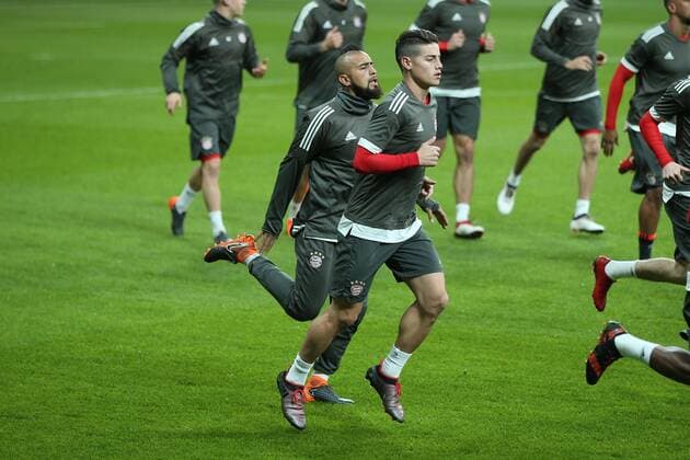 die Spieler laufen sich warm, Arturo Vidal 23 (FC Bayern Muenchen), James Rodriguez 11 (FC Bayern Muenchen) , Training, FC Bayern Muenchen, Fussball, Achtelfinale, Champions League, 13.03.2018 Istanbul Istanbul Tuerkei