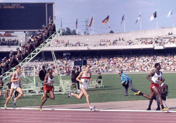 Olympische Sommerspiele 1968 in Mexiko-City. 1500m. Von rechts nach links: Ben Jipcho (KEN), Harald Norpoth (BRD), Kipchoge Keino (KEN Gold) und Bodo Tümmler (BRD Bronze). 20.10.1968.