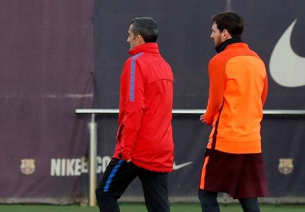 FC Barcelona Barca s head coach Ernesto Valverde (L) talks to FC Barcelona s Argentinian striker Lionel Messi (R) during a training session of the team at the sports complex in Sant Joan Despi, Barcelona, Spain, 13 March 2018. FC Barcelona will face Chelsea FC on a Champions League round of 16 second leg soccer match on 14 March 2018 at the Camp Nou stadium in Barcelona. FC Barcelona s presser !ACHTUNG: NUR REDAKTIONELLE NUTZUNG!  Copyright: xAlbertoxEstevezx GRAF1377 20180313-636565647857609749