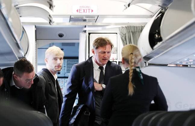 RB Leipzig - Reise St. Petersburg Euro League St. Petersburg 14.03.2018, Fussball, UEFA EURO EM Europameisterschaft Fussball League, Achtelfinale , Zenit Sankt Petersburg vs. RB Leipzig , Die Mannschaft von RB Leipzig im Flugzeug nach Sankt Petersburg zum morgigen Spiel. Im Bild v.l.: Sportdirektor Ralf Rangnick, Konrad Laimer und Trainer Ralph Hasenhüttl Hasenhuettl. ,