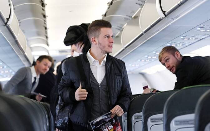 RB Leipzig - Reise St. Petersburg Euro League St. Petersburg 14.03.2018, Fussball, UEFA EURO EM Europameisterschaft Fussball League, Achtelfinale , Zenit Sankt Petersburg vs. RB Leipzig , Die Mannschaft von RB Leipzig im Flugzeug nach Sankt Petersburg zum morgigen Spiel. Im Bild: Diego Demme. ,
